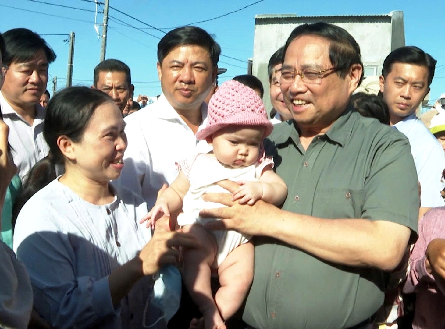 Thủ tướng Phạm Minh Chính thăm, tặng quà người dân Khu tái định cư Quảng Đức